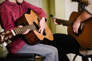 The Role of Music Therapy in Emotional Expression for Individuals with Disabilities